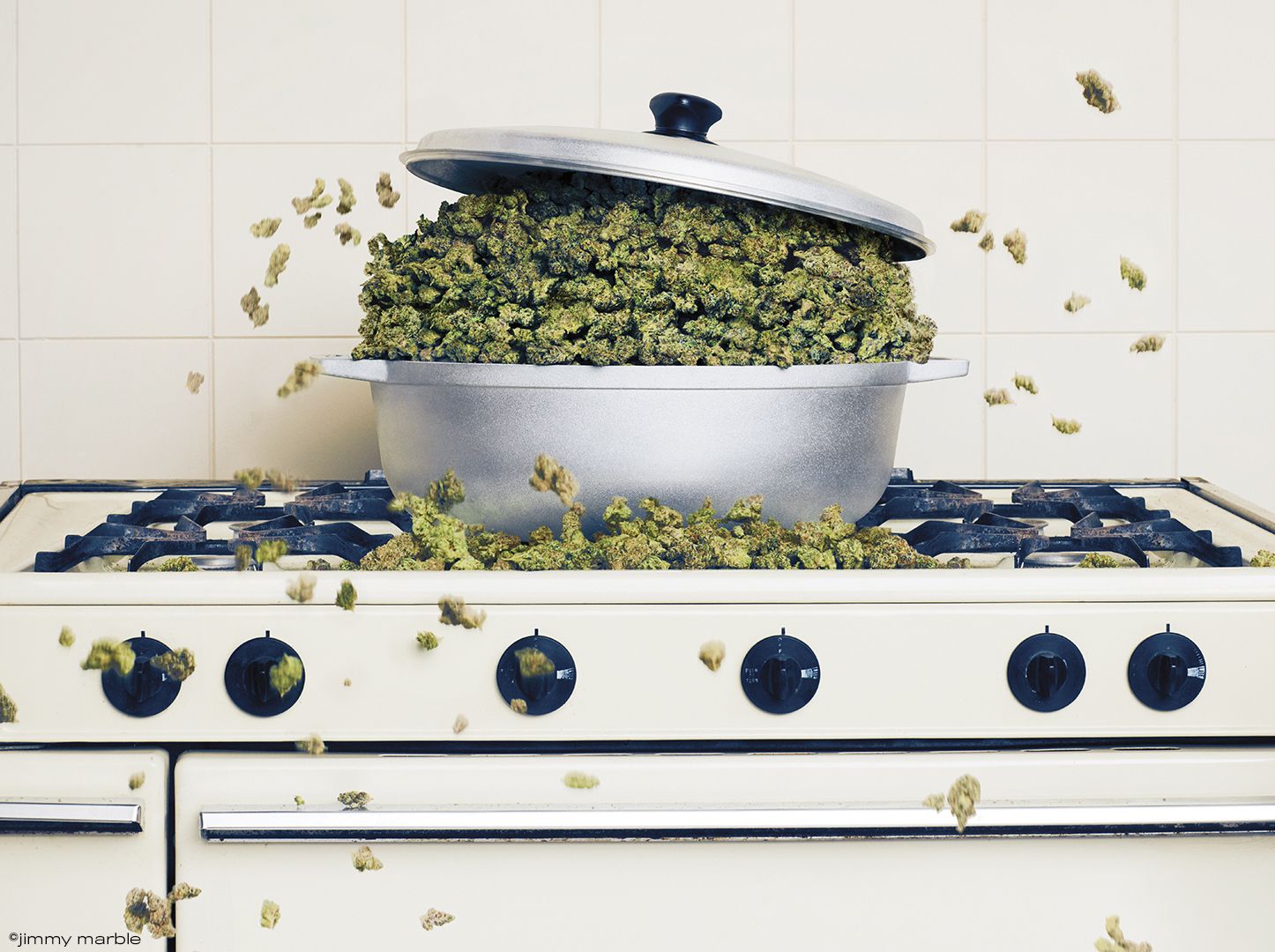 ¿Por qué la marihuana da hambre?