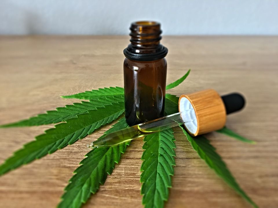¿Qué normativas regulan el uso de cannabis en lugares públicos?